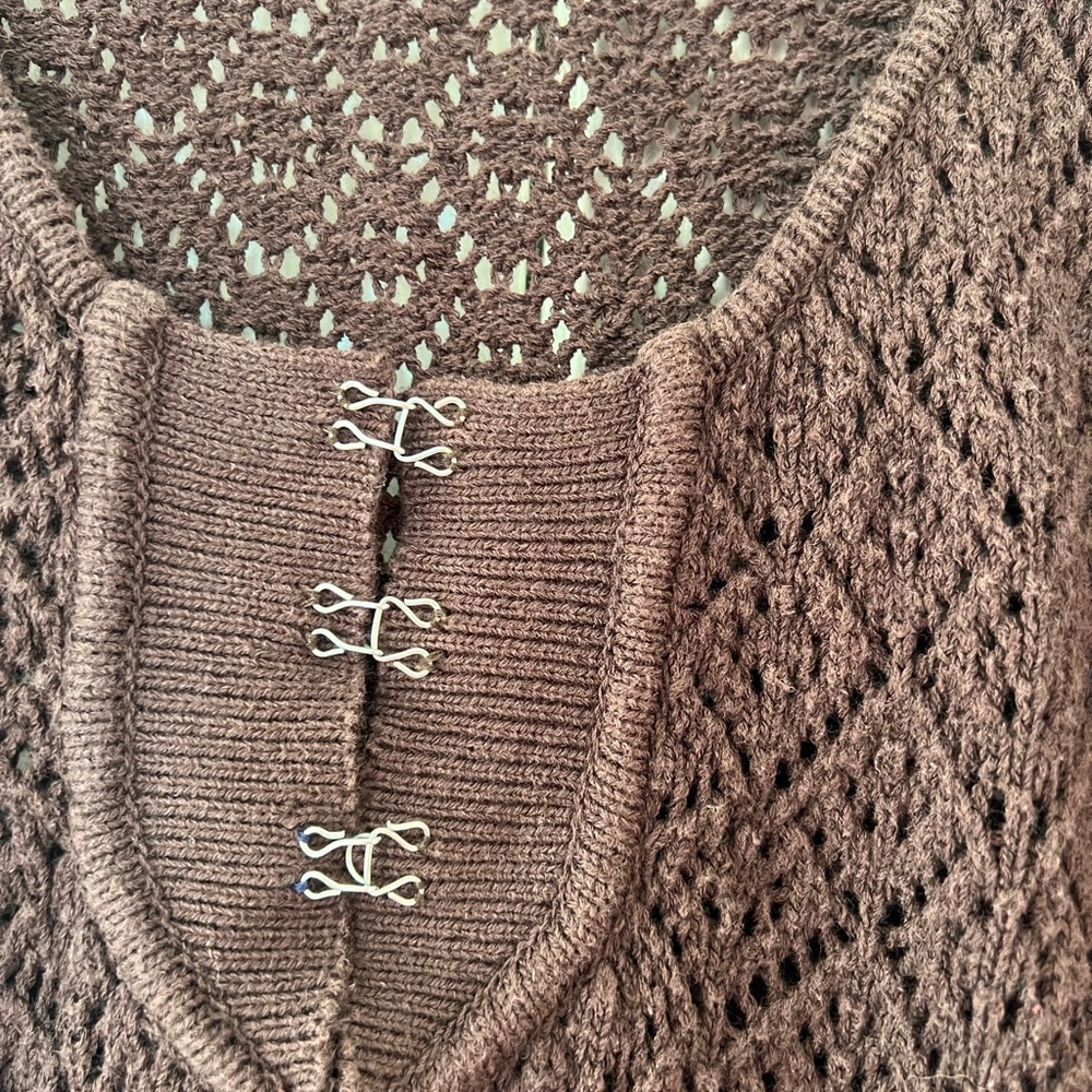 Buffalo knit brown long sleeve sweater top silver clasps swoop neck pattern cute - Picture 2 of 6